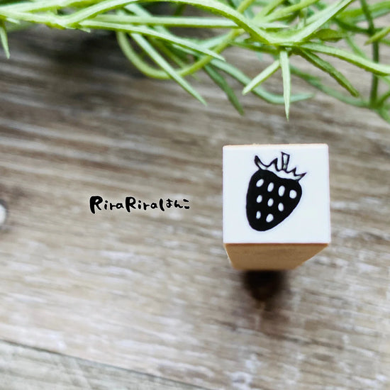 [RiraRira Hanko] Strawberry mini rubber stamp (restock late Dec)