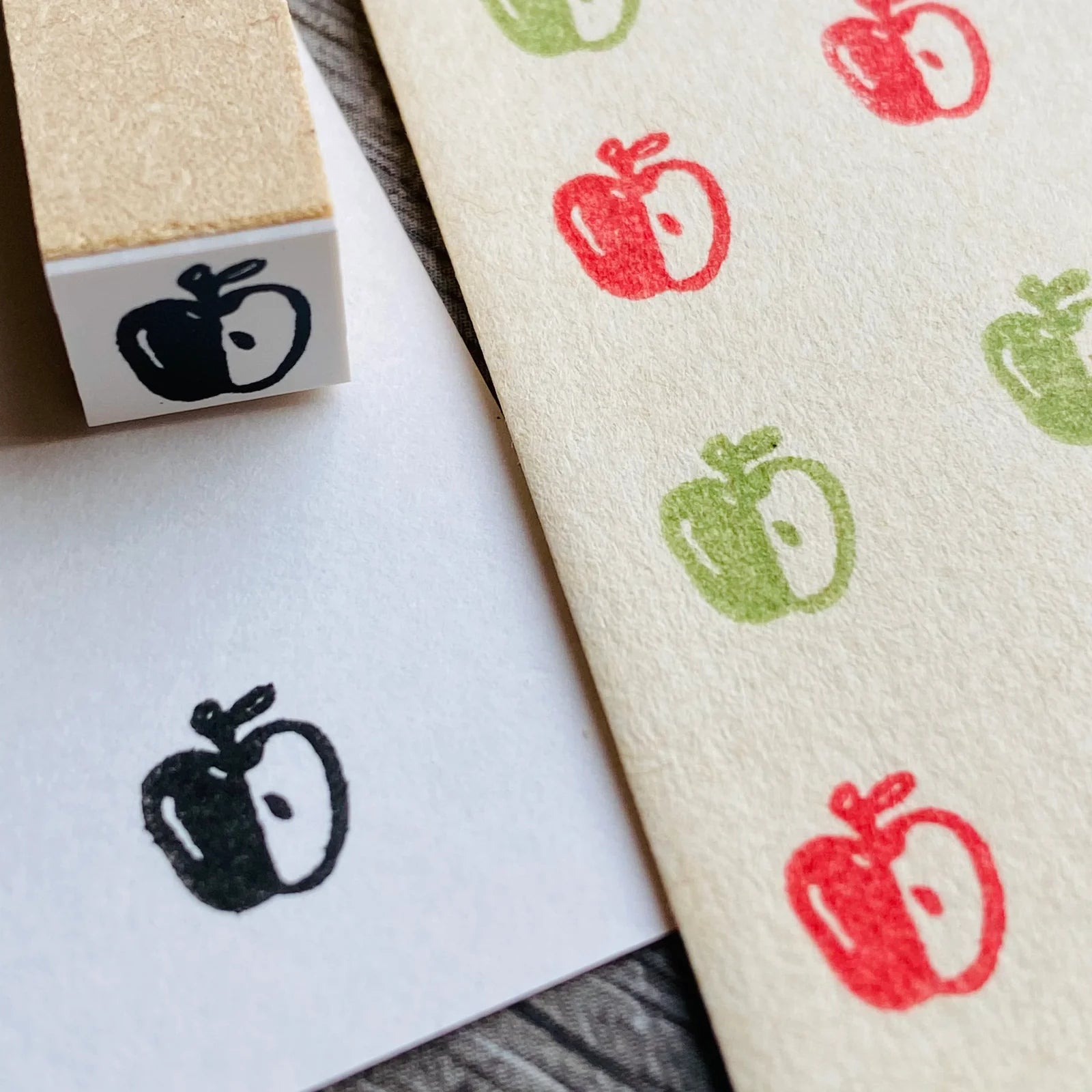 [RiraRira Hanko] Apple Core 🍎 mini rubber stamp (planner size)