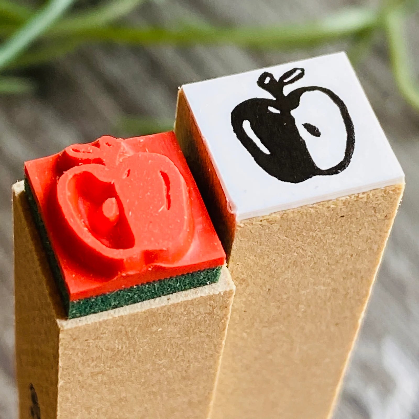 [RiraRira Hanko] Apple Core 🍎 mini rubber stamp (planner size)